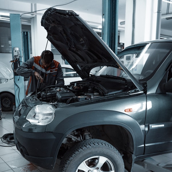 Auto na przeglądzie w warsztacie samochodowym